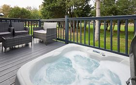 Hideaway Retreat With Hot Tub
